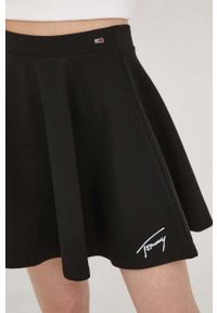Tommy Jeans spódnica DW0DW12918.PPYY kolor czarny mini rozkloszowana. Kolor: czarny. Materiał: materiał, dzianina, włókno #5