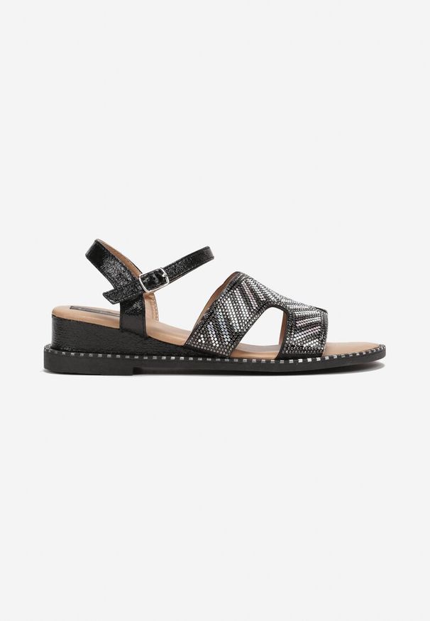 Renee - Czarne Sandały na Niskim Koturnie z Paskiem z Cyrkoniami Kyland. Okazja: na co dzień. Zapięcie: pasek. Kolor: czarny. Obcas: na koturnie. Styl: boho, casual