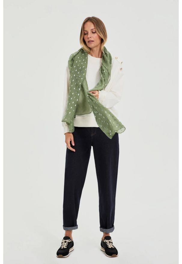 MOODO - Szal z nadrukiem oliwkowy. Kolor: oliwkowy. Materiał: poliester. Wzór: nadruk