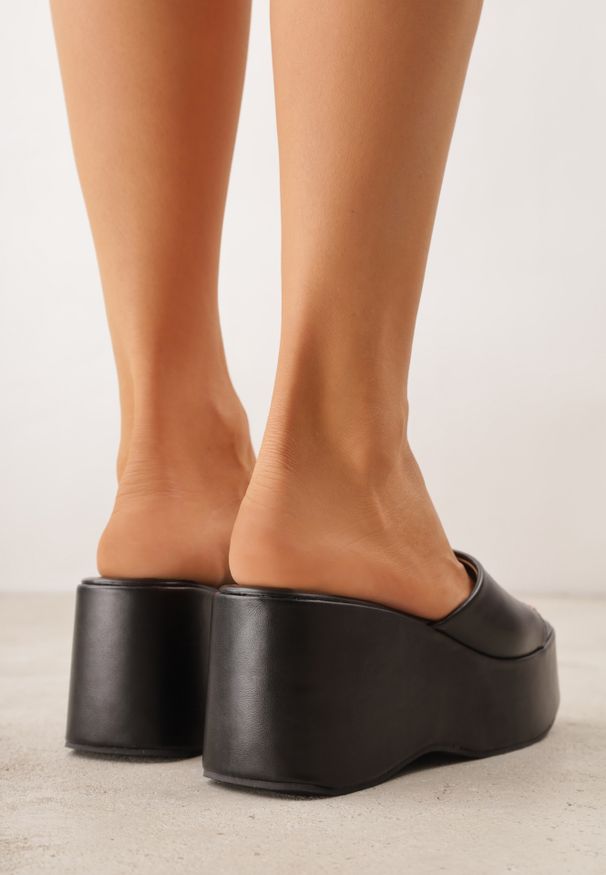 Renee - Czarne Chunky Klapki na Koturnie i Platformie z Kwadratowym Noskiem Magass. Kolor: czarny. Sezon: lato. Obcas: na koturnie. Styl: wakacyjny
