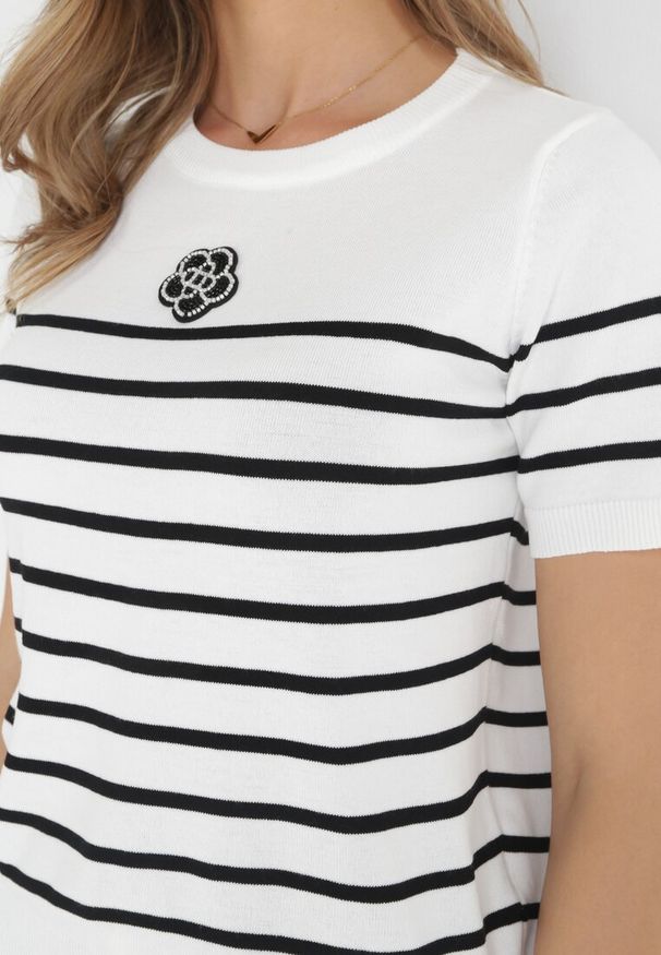 Born2be - Biała Bluzka w Paski z Wiskozy z Krótkim Rękawem i Ozdobą z Koralikami Odysey. Kolor: biały. Materiał: wiskoza. Długość rękawa: krótki rękaw. Długość: krótkie. Wzór: paski, aplikacja. Sezon: wiosna, lato