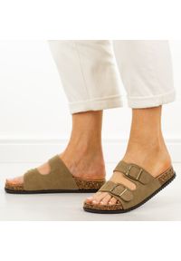 POTOCKI - Khaki skórzane klapki damskie Potocki 30310. Okazja: na spacer, na co dzień. Kolor: brązowy. Materiał: zamsz, skóra. Wzór: paski. Sezon: lato, wiosna. Styl: wakacyjny, casual #1