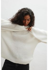 Marsala - Sweter oversize z bufiastymi rękawami w kolorze ECRU - RIVERO-UNI. Okazja: na co dzień. Materiał: wełna, akryl. Sezon: wiosna, zima, jesień, lato. Styl: casual #1
