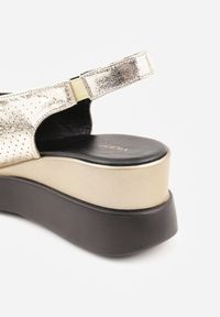 Born2be - Złote Sandały Vices na Koturnie Ażurowe z Ozdobą Aterina. Okazja: na co dzień. Kolor: złoty. Wzór: aplikacja, ażurowy. Sezon: wiosna, lato. Obcas: na koturnie. Styl: elegancki, klasyczny, casual #8