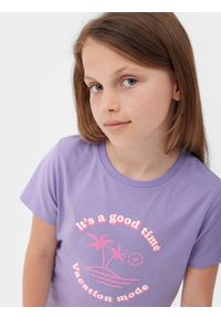 4F JUNIOR - T-shirt z nadrukiem dziewczęcy - fioletowy. Kolor: fioletowy. Materiał: bawełna. Długość rękawa: krótki rękaw. Wzór: nadruk