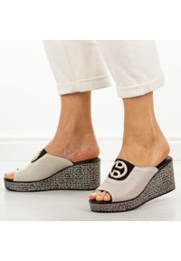 Beżowe skórzane klapki damskie na koturnie S.Barski 7012. Okazja: na co dzień. Nosek buta: okrągły. Kolor: beżowy. Materiał: skóra. Wzór: aplikacja. Sezon: wiosna, lato. Obcas: na koturnie. Styl: elegancki, casual #1