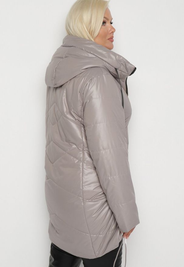 Born2be - Ciemnobeżowa Długa Pikowana Kurtka z Kołnierzem Ozdobiona Sznurkami Rotira. Okazja: na co dzień. Kolekcja: plus size. Kolor: beżowy. Materiał: jeans. Długość: długie. Wzór: aplikacja. Styl: elegancki, casual
