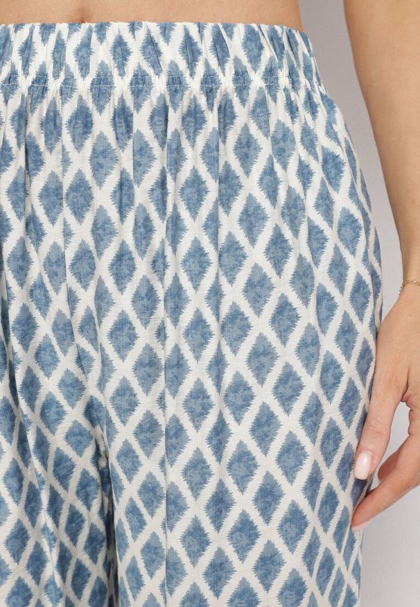 Born2be - Niebieskie Szerokie Spodnie z Wysokim Stanem z Motywem Rombów Lisendria. Okazja: na co dzień. Stan: podwyższony. Kolor: niebieski. Sezon: lato, wiosna. Styl: klasyczny, elegancki, casual