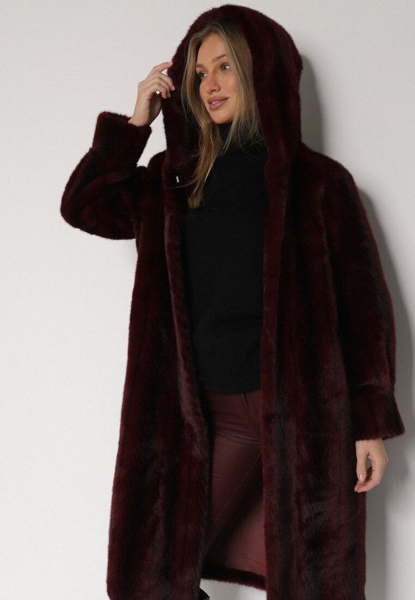 Born2be - Bordowy Płaszcz Futerko w Pionowy Wzór z Kapturem Cahroris. Typ kołnierza: kaptur. Kolor: czerwony. Materiał: futro. Styl: klasyczny, elegancki