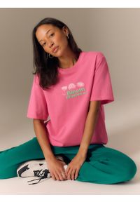 4f - 4F T-shirt loose z nadrukiem damski - różowy S. Okazja: na co dzień. Kolor: różowy. Materiał: materiał. Wzór: nadruk. Styl: casual, elegancki #1