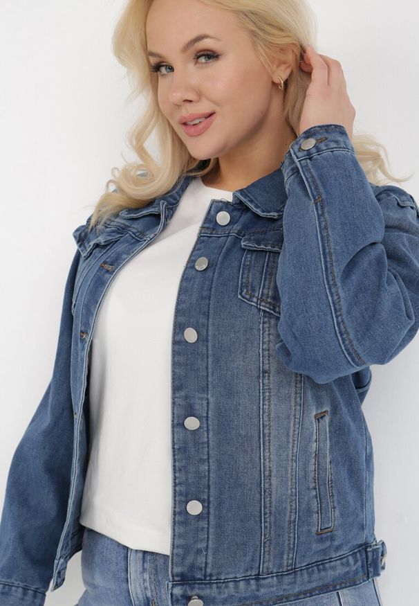 Born2be - Niebieska Kurtka Jeansowa Egameia. Okazja: na co dzień. Kolekcja: plus size. Kolor: niebieski. Materiał: jeans. Długość rękawa: długi rękaw. Długość: długie. Styl: klasyczny, casual