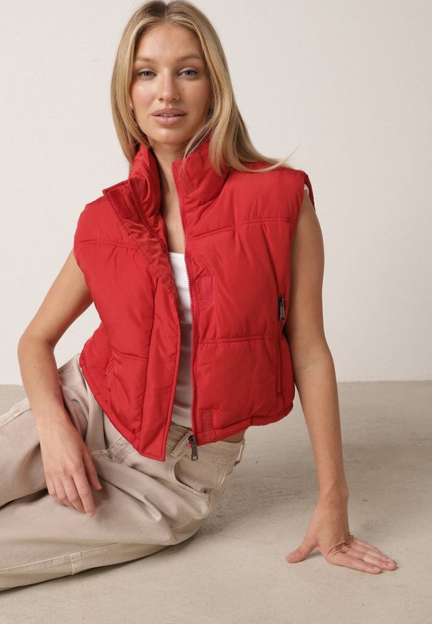 Born2be - Czerwona Krótka Kamizelka Pikowana Typu Puffer Niraemius. Okazja: na co dzień. Kolor: czerwony. Materiał: poliester. Długość: krótkie. Styl: casual