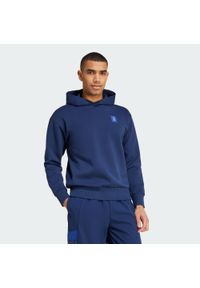 Adidas - Bluza z kapturem Manchester United Seasonal Doubleknit. Typ kołnierza: kaptur. Kolor: niebieski. Materiał: dzianina. Wzór: ze splotem. Sport: piłka nożna