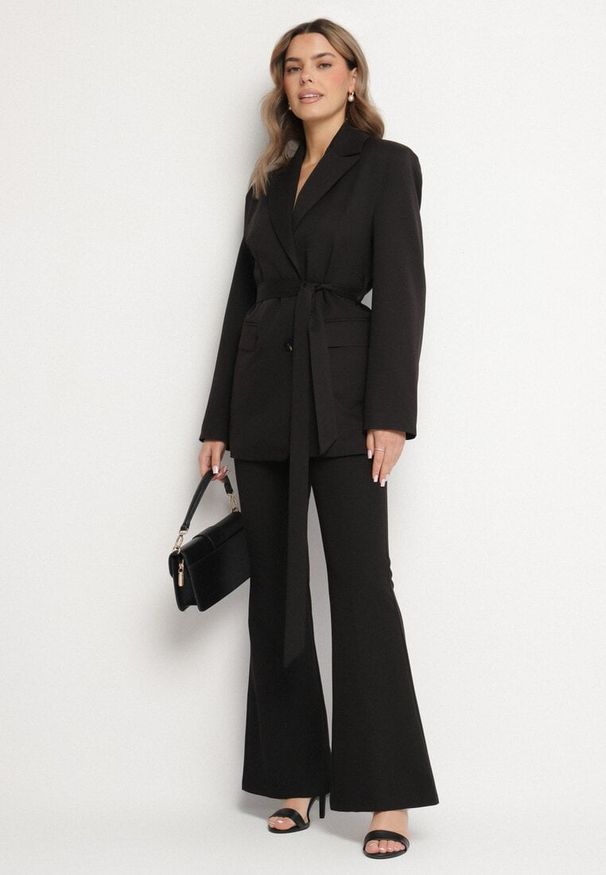 Born2be - Czarna Jednorzędowa Marynarka z Paskiem i Usztywnionymi Ramionami Diomella. Okazja: na co dzień. Kolor: czarny. Materiał: jeans. Styl: elegancki, casual