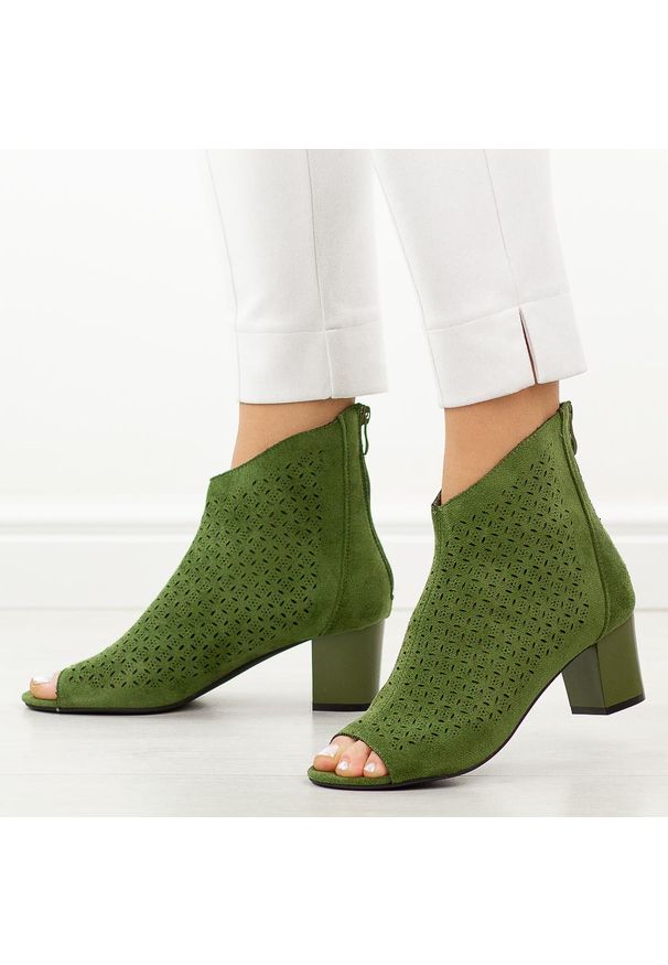 Zielone sandały damskie na obcasie z zakrytą piętą M.Daszyński 1954-23. Okazja: na co dzień. Kolor: zielony. Materiał: zamsz. Wzór: ażurowy. Sezon: wiosna, lato. Obcas: na obcasie. Styl: casual, elegancki, klasyczny, wizytowy. Wysokość obcasa: średni