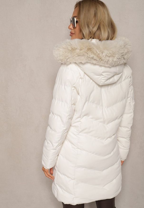 Renee - Jasnobeżowa Kurtka z Ozdobnym Pikowaniem z Odpinanym Kapturem i Futerkiem Taidra. Okazja: na co dzień, na spacer. Kolor: beżowy. Materiał: futro. Styl: casual, elegancki