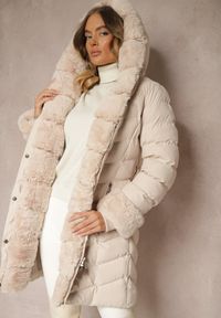 Renee - Jasnobeżowa Kurtka z Pikowanymi Przeszyciami Mocno Ocieplana z Paskiem i Odpinanym Futerkiem Hedista. Okazja: na co dzień. Kolor: beżowy. Materiał: futro. Styl: elegancki, casual #1