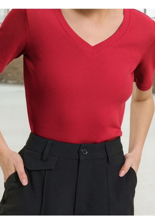 Sinsay - Koszulka z dekoltem V - czerwony. Kolor: czerwony