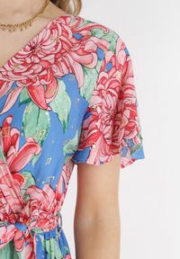 Born2be - Niebiesko-Różowa Kopertowa Sukienka Maxi z Gumką w Pasie w Kwiaty z Wiskozy Aryna. Kolor: niebieski. Materiał: wiskoza. Długość rękawa: krótki rękaw. Wzór: kwiaty. Sezon: wiosna, lato. Typ sukienki: kopertowe. Długość: maxi #2