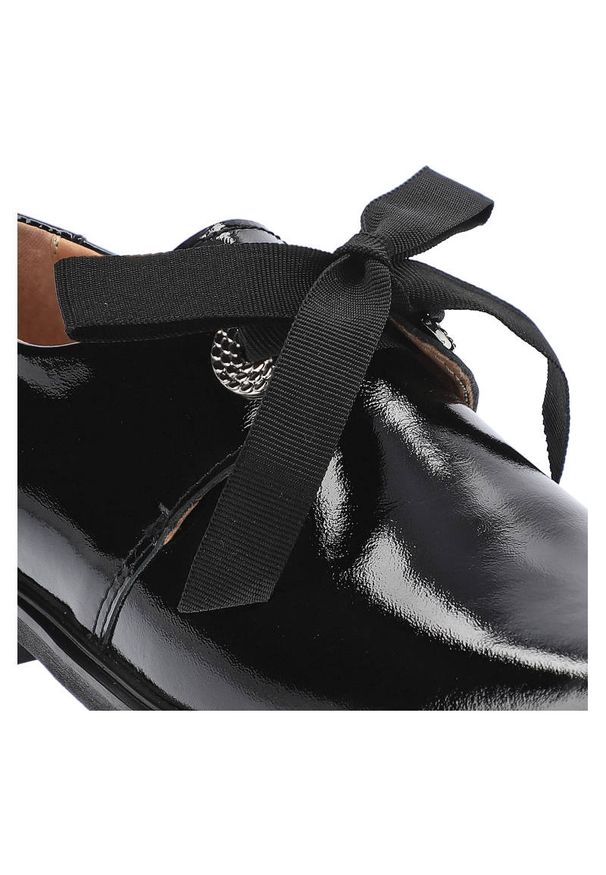 Czarne Półbuty Simen Damskie Eleganckie Obuwie. Okazja: na spotkanie biznesowe, do pracy, na co dzień. Kolor: czarny. Materiał: skóra, satyna, lakier. Szerokość cholewki: normalna. Obcas: na obcasie. Styl: elegancki. Wysokość obcasa: niski, średni