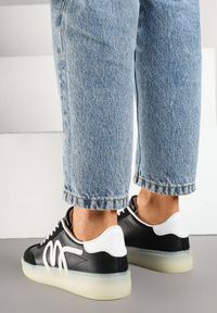 Renee - Czarne Sneakersy Kultowe Tenisówki Zdobione Abstrakcyjną Aplikacją Fendiva. Okazja: na co dzień. Zapięcie: sznurówki. Kolor: czarny. Materiał: jeans. Wzór: aplikacja #6