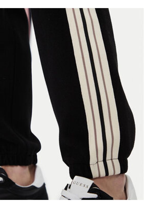 Guess Spodnie dresowe V5BB17 KCX52 Czarny Regular Fit. Kolor: czarny. Materiał: syntetyk