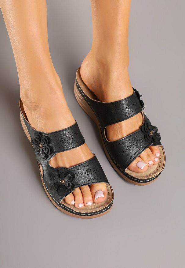Born2be - Czarne Klapki na Koturnie z Ozdobnymi Kwiatkami 3D Reittrae. Okazja: na spacer. Kolor: czarny. Materiał: jeans. Wzór: kwiaty. Sezon: wiosna, lato. Obcas: na koturnie