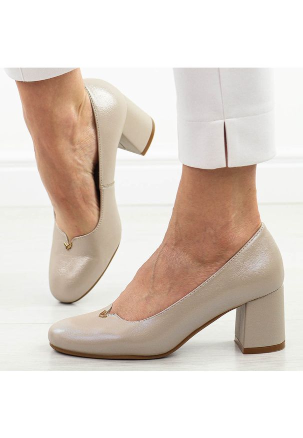 POTOCKI - Beżowe czółenka damskie na obcasie Potocki 12569. Okazja: na spotkanie biznesowe, na ślub cywilny, na wesele, na imprezę. Nosek buta: okrągły. Kolor: beżowy. Szerokość cholewki: normalna. Wzór: ażurowy. Materiał: skóra. Sezon: wiosna. Obcas: na obcasie. Styl: biznesowy, elegancki, klasyczny, wizytowy. Wysokość obcasa: średni