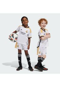 Strój piłkarski dla dzieci Adidas Real Madrid 23/24 Home Mini Kit. Kolor: biały. Materiał: materiał. Sport: piłka nożna