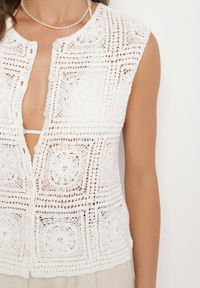 Born2be - Biała Ażurowa Bawełniana Kamizelka Haluvira. Okazja: na co dzień. Kolor: biały. Materiał: bawełna. Wzór: ażurowy. Styl: elegancki, casual #4
