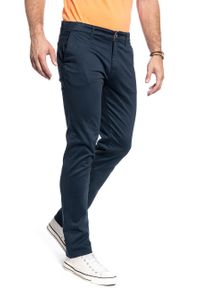 Wrangler - SPODNIE MĘSKIE WRANGLER CHINO IN NAVY W12CW3114 112126258