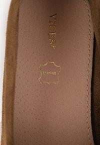 Renee - Ciemnobeżowe Mokasyny VICES z Wkładką ze Skóry Naturalnej i Metalicznym Elementem Alcimene. Nosek buta: okrągły. Kolor: beżowy. Materiał: skóra. Obcas: na obcasie. Wysokość obcasa: niski #7