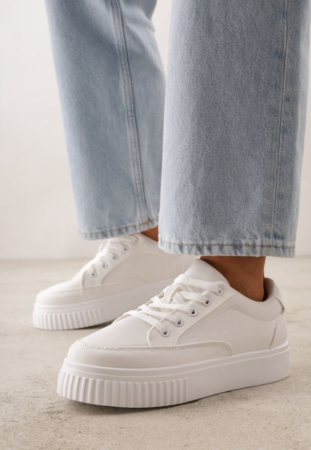 Born2be - Białe Sneakersy na Grubej Podeszwie z Tłoczeniem Larviona. Okazja: na co dzień. Kolor: biały. Materiał: jeans