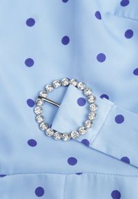 Born2be - Niebieska Sukienka Midi z Gumką w Talii i Materiałowym Paskiem z Klamrą Maerali. Okazja: na wesele, na ślub cywilny, na imprezę. Typ kołnierza: kołnierzyk stójkowy. Kolor: niebieski. Materiał: materiał. Wzór: grochy. Typ sukienki: rozkloszowane. Styl: elegancki. Długość: midi #2