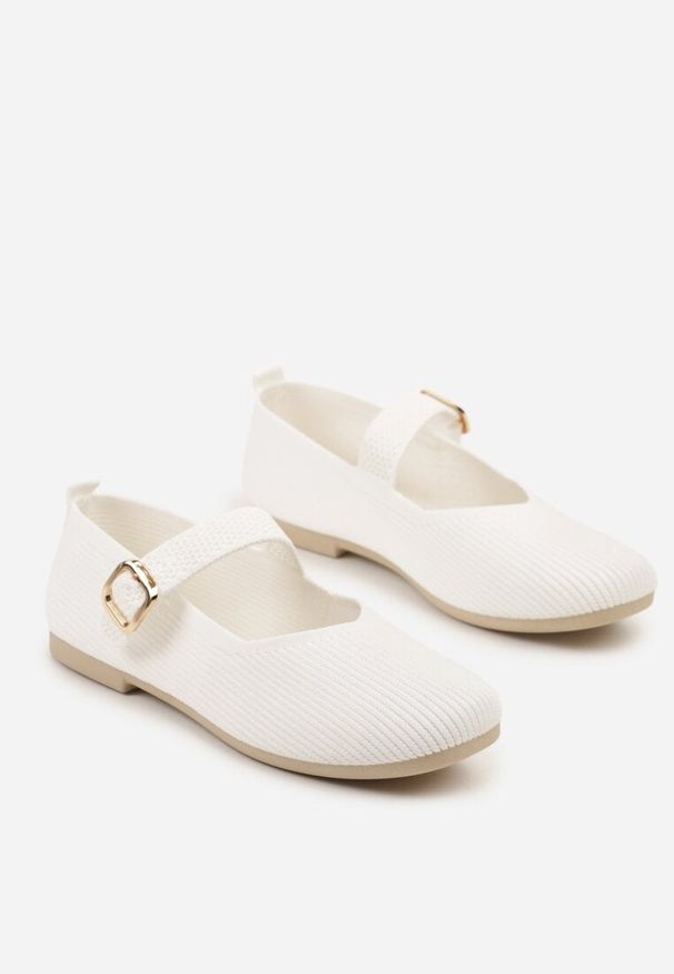 Born2be - Białe Balerinki z Ozdobnym Paskiem Tellenna. Okazja: na spotkanie biznesowe, na co dzień, do pracy. Zapięcie: pasek. Kolor: biały. Styl: elegancki, biznesowy, casual