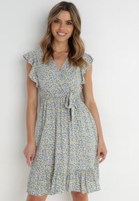 Born2be - Niebiesko-Żółta Sukienka z Paskiem Katista. Typ kołnierza: kołnierz z falbankami. Kolor: niebieski. Materiał: wiskoza, materiał, tkanina. Długość rękawa: bez rękawów. Wzór: kwiaty, nadruk. Sezon: lato. Typ sukienki: kopertowe. Długość: mini #1