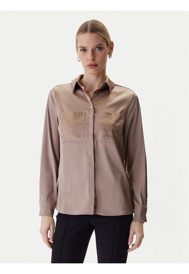 Guess Koszula W5RH40 WFQC2 Brązowy Regular Fit. Kolor: brązowy. Materiał: syntetyk