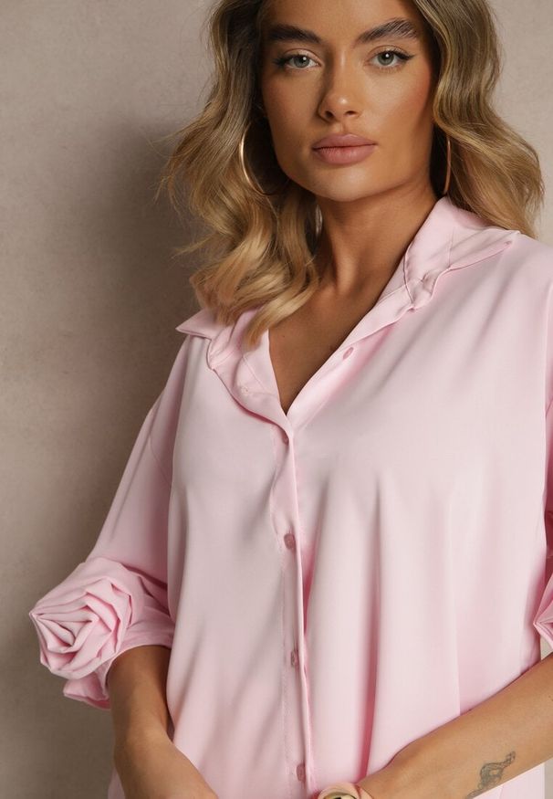 Renee - Różowa Koszula Ozdobiona Kwiatami 3DTenisela. Okazja: na co dzień. Typ kołnierza: kołnierzyk klasyczny. Kolor: różowy. Materiał: jeans. Wzór: aplikacja, kwiaty. Styl: klasyczny, casual