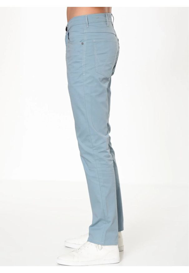 Wrangler - WRANGLER ARIZONA MĘSKIE SPODNIE MATERIAŁOWE BLUE W12OAN713. Materiał: materiał
