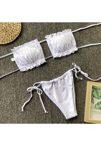 Intica - Bikini bandeau z regulowanymi ramiączkami na lato Jozien. Kolor: biały. Materiał: materiał
