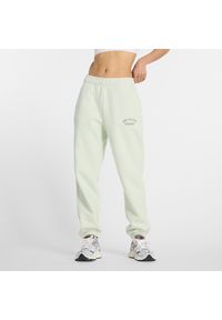 Spodnie damskie New Balance WP43500NUM – miętowe. Stan: podwyższony. Kolor: miętowy. Materiał: dresówka, bawełna, poliester. Wzór: napisy, aplikacja