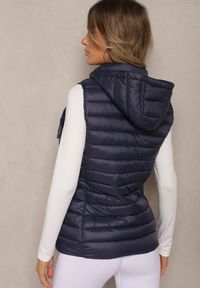 Renee - Granatowa Kamizelka Ozdobiona Pikowaniem Wykończona Kapturem i Sznurkami Xenaria. Okazja: na co dzień. Kolor: niebieski. Materiał: jeans. Wzór: aplikacja. Styl: elegancki, casual #3