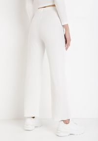 Born2be - Białe Spodnie Szerokie Anitea. Stan: podwyższony. Kolor: biały. Materiał: guma, dzianina, materiał, prążkowany. Długość: długie #4