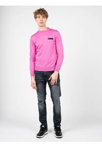 Plein Sport Sweter "Merino" | MPPS90148 | Mężczyzna | Różowy. Okazja: na co dzień. Kolor: różowy. Materiał: wełna. Wzór: aplikacja. Styl: sportowy #1