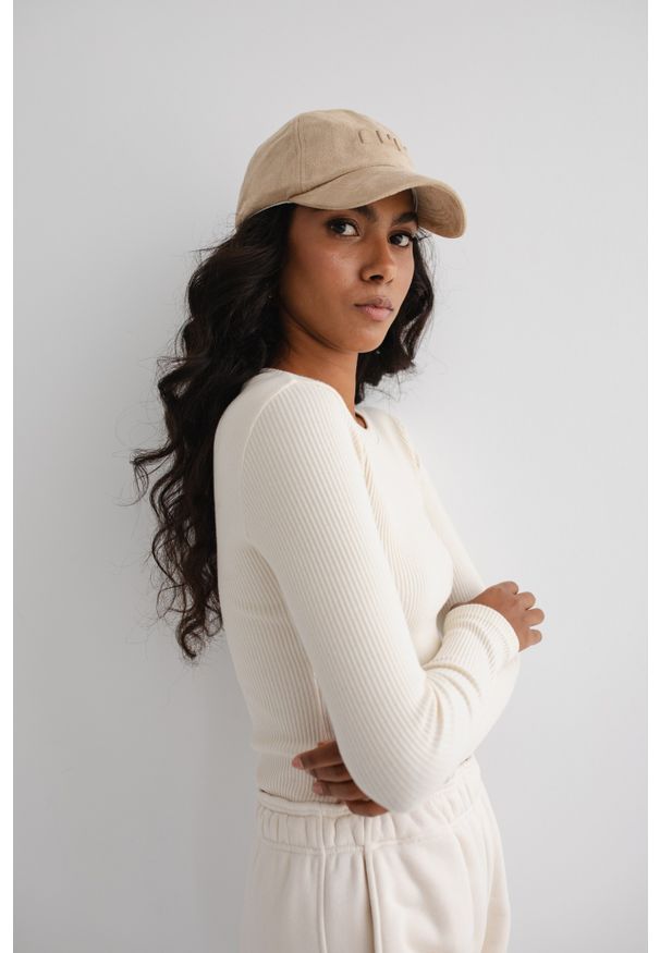 Marsala - Dopasowany top z długim rękawem z prążkowanej dzianiny w kolorze WARM BEIGE - MOODY. Kolor: beżowy. Materiał: dzianina, prążkowany. Długość rękawa: długi rękaw. Długość: długie