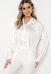 Born2be - Biała Koszula Oversize Ozdobiona Metaliczną Nicią Ivenna. Kolor: biały. Wzór: aplikacja #6