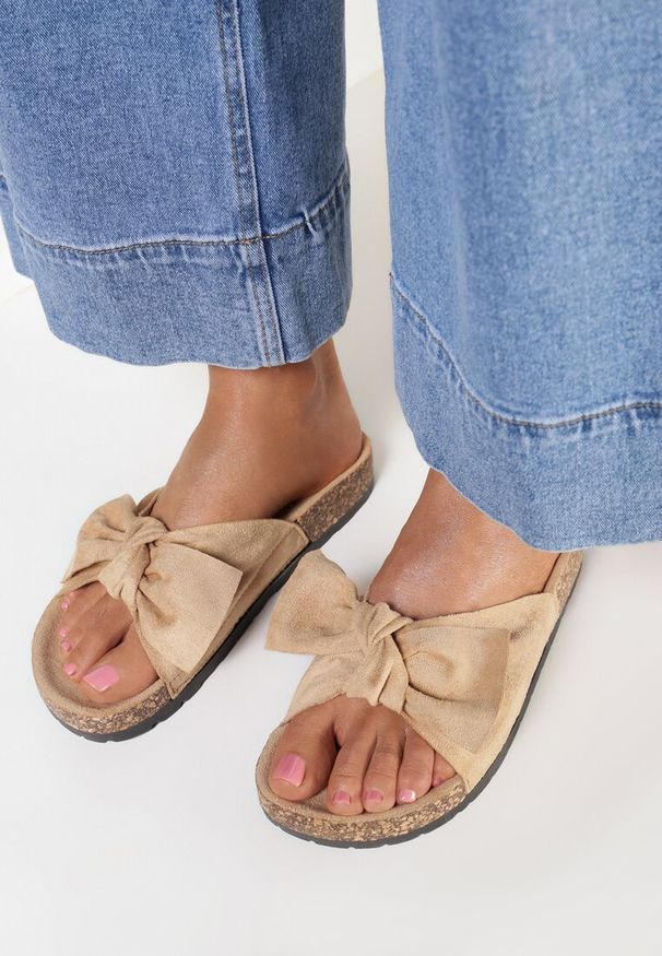 Born2be - Ciemnobeżowe Klapki Nesariye. Kolor: beżowy. Wzór: aplikacja