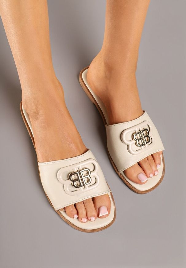 Born2be - Beżowe Klapki z Metaliczną Ozdobą Roniqia. Okazja: na co dzień. Kolor: beżowy. Wzór: aplikacja. Styl: casual, elegancki