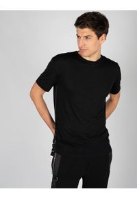 Les Hommes T-shirt "Regular" | LKT144 740U | Relaxed Fit Lyocell T-Shirt | Mężczyzna | Czarny. Okazja: na co dzień. Kolor: czarny. Materiał: jedwab, wiskoza. Wzór: aplikacja. Styl: casual #4