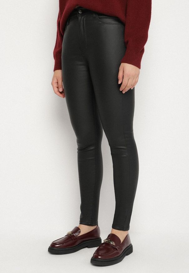 Born2be - Czarne Dopasowane Spodnie z Ekoskóry Lorrive. Okazja: na co dzień. Kolor: czarny. Materiał: polar. Styl: casual, elegancki